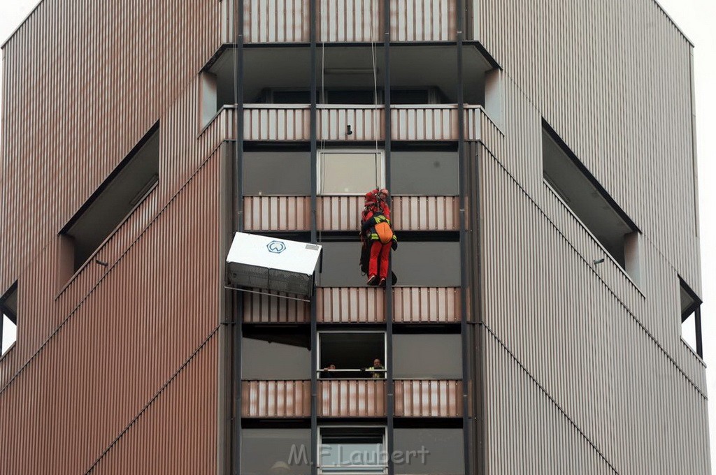 Gondel mit 2 Arbeiter blieb haengen Uni Center Koeln Luxemburgerstr P13.jpg